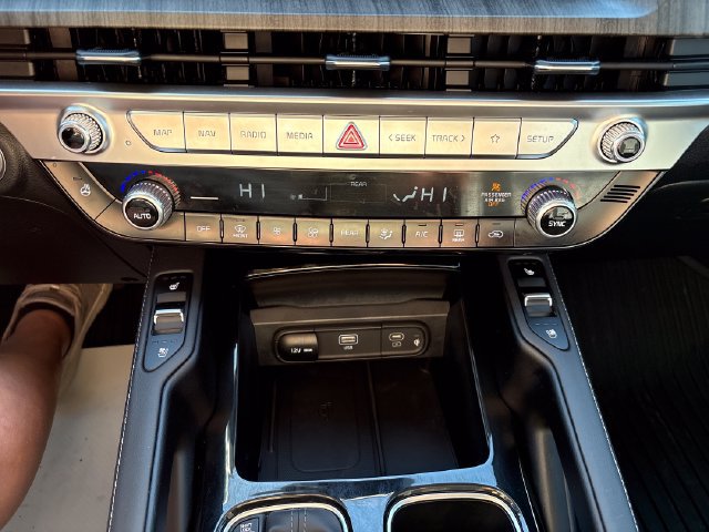 Used 2024 Kia Telluride EX w/ EX Captain's Chair Package AWD/4WD image 18