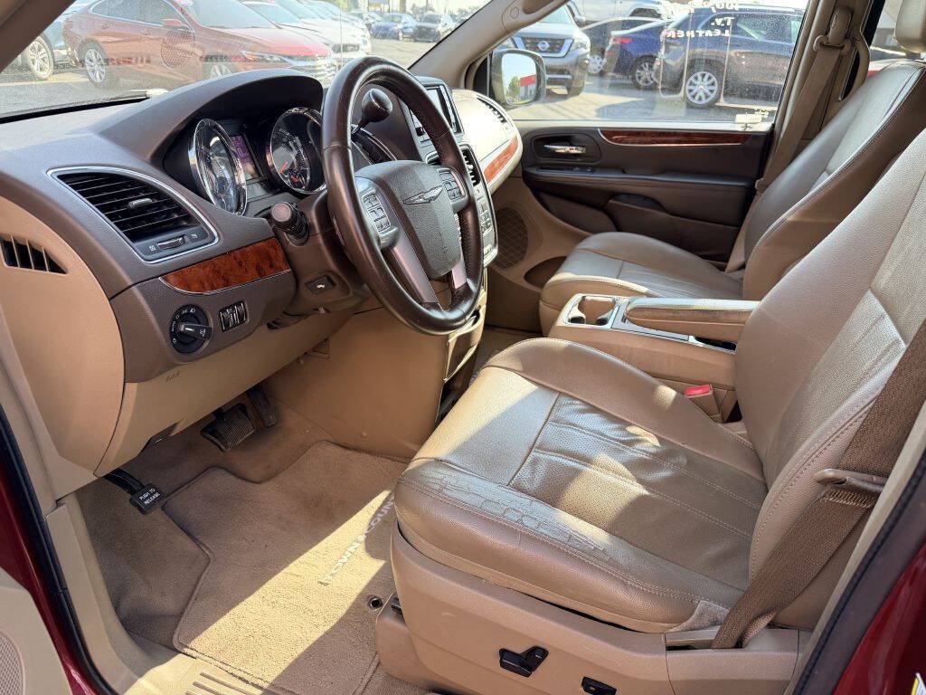Used 2013 Chrysler Town & Country Touring-L w/ Driver Convenience Group FWD image 12