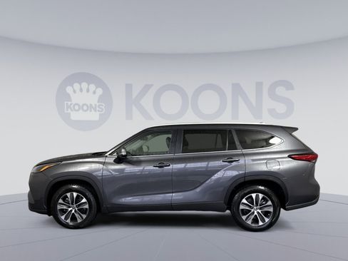 Used 2023 Toyota Highlander XLE FWD image 2
