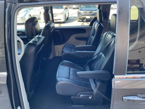 Used 2015 Chrysler Town & Country LX FWD image 26