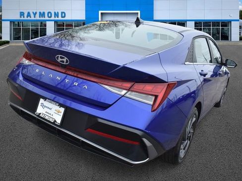 Used 2025 Hyundai Elantra SEL image 4