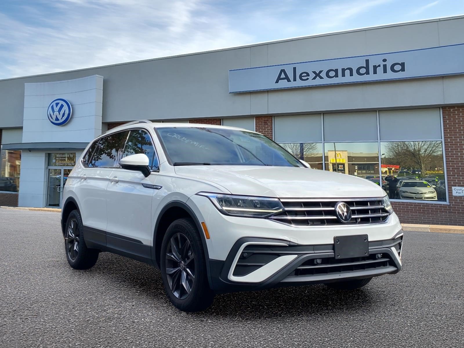Certified 2024 Volkswagen Tiguan SE w/ Panoramic Sunroof Package AWD/4WD image 1