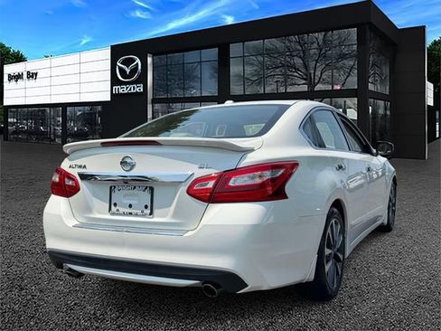 Used 2017 Nissan Altima 2.5 SL w/ 2.5 Technology Package FWD image 4