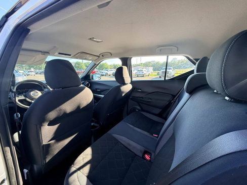 Used 2018 Nissan Kicks SV FWD image 9