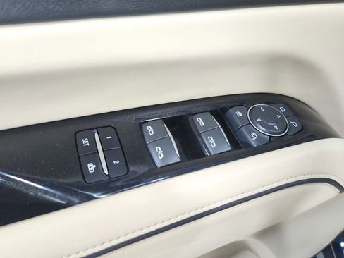 Used 2021 Cadillac Escalade Premium Luxury AWD/4WD image 41