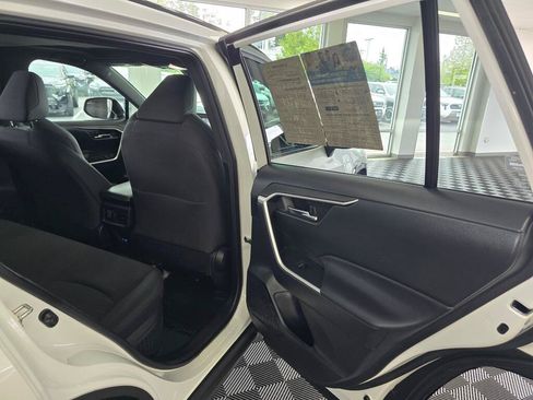 Used 2022 Toyota RAV4 SE w/ Convenience Package AWD/4WD image 39