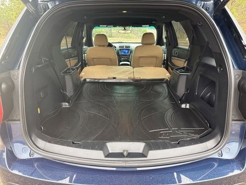 Used 2017 Ford Explorer XLT w/ Equipment Group 202A image 11