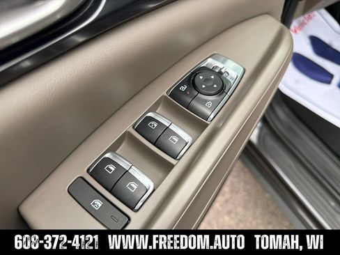 Used 2025 Kia Carnival FWD image 11
