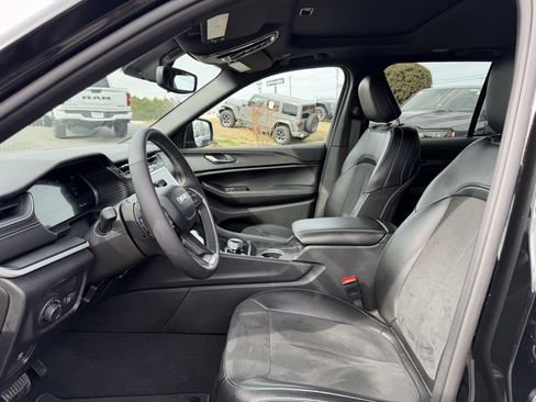 Used 2024 Jeep Grand Cherokee Altitude image 15