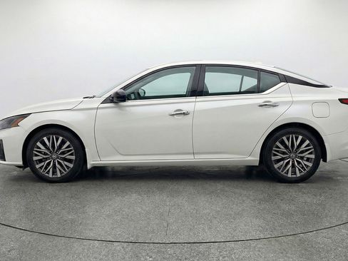 Used 2025 Nissan Altima 2.5 SV image 5