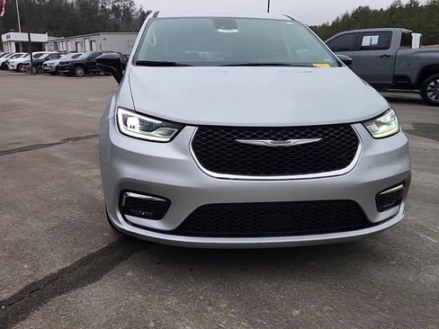 Used 2024 Chrysler Pacifica Touring-L image 17