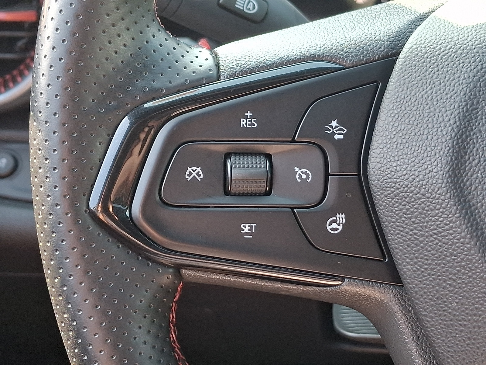 Used 2025 Chevrolet Trax RS w/ Driver Confidence Package FWD image 21