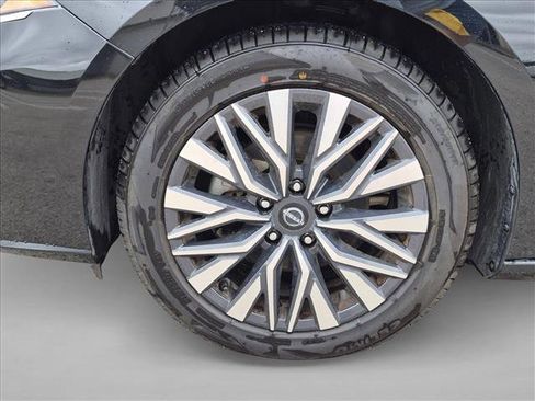 Used 2024 Nissan Altima 2.5 SV FWD image 14