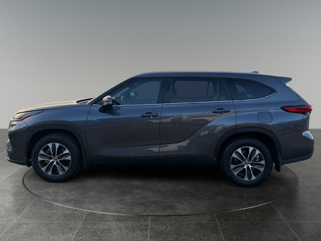Used 2023 Toyota Highlander XLE AWD/4WD image 5