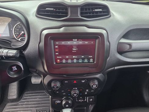 Used 2018 Jeep Renegade Altitude AWD/4WD image 18