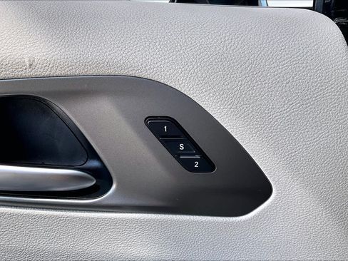 Used 2022 Chrysler Pacifica Touring-L FWD image 32