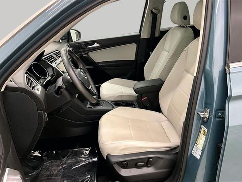 Used 2021 Volkswagen Tiguan SE w/ Panoramic Sunroof Package FWD image 8