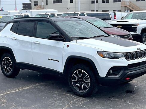 Used 2025 Jeep Compass Trailhawk AWD/4WD image 1