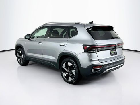 Used 2025 Volkswagen Taos SE AWD/4WD image 5