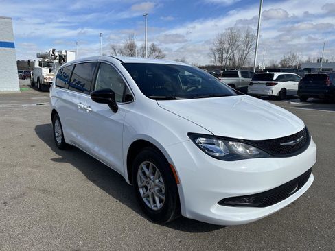 Used 2026 Chrysler Voyager LX image 10