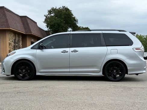 Used 2020 Toyota Sienna SE Premium w/ Nightshade Edition FWD image 2