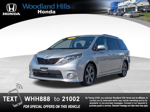 Used 2017 Toyota Sienna SE Premium FWD image 1