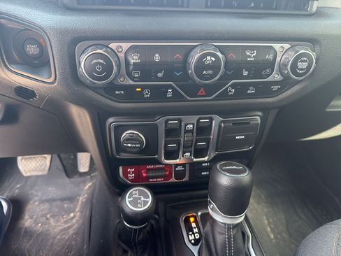 Used 2024 Jeep Gladiator Sport image 11