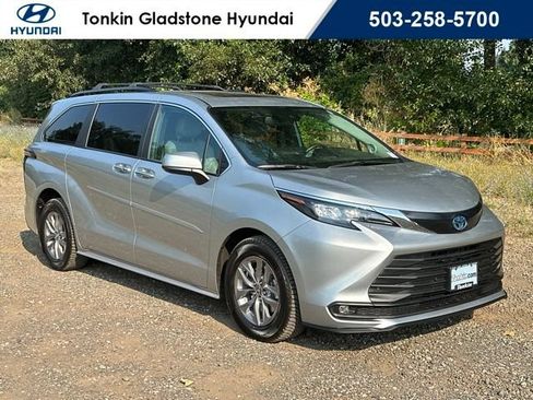 Used 2025 Toyota Sienna XLE w/ XLE Plus Package AWD/4WD image 1