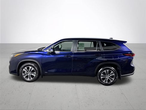 Used 2024 Toyota Highlander XLE AWD/4WD image 9