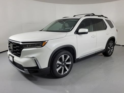 Used 2025 Honda Pilot Touring image 2