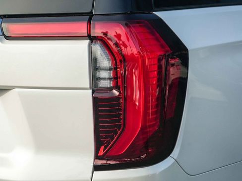 Used 2025 GMC Yukon XL Denali w/ Sun & Power Step Package image 7