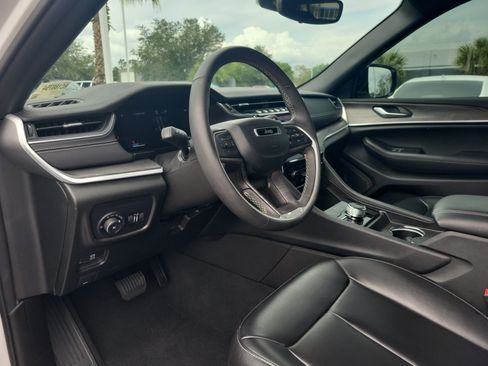 Used 2024 Jeep Grand Cherokee Limited AWD/4WD image 17