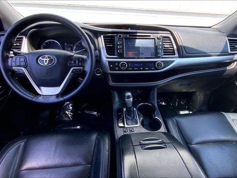 Used 2018 Toyota Highlander XLE AWD/4WD image 19