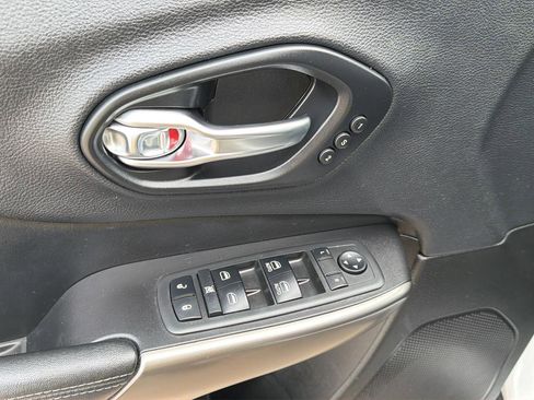 Used 2019 Jeep Cherokee Limited image 23