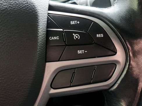 Used 2019 Jeep Cherokee Latitude Plus w/ Comfort/Convenience Group image 16