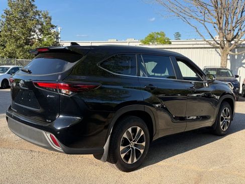 Used 2025 Toyota Highlander XLE image 3