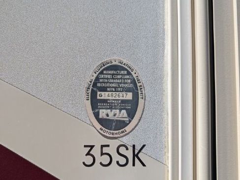 Used 2014 Ford F550 2WD Regular Cab Super Duty image 11