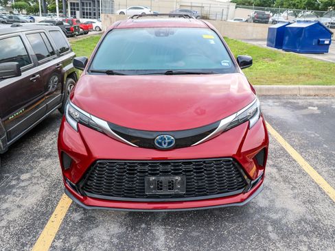 Used 2022 Toyota Sienna XSE w/ XSE Plus Package AWD/4WD image 5