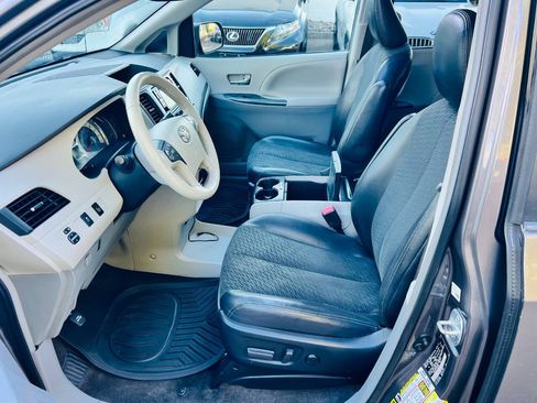 Used 2014 Toyota Sienna SE FWD image 13