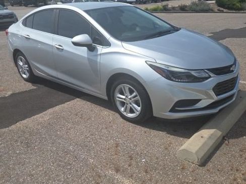 Used 2018 Chevrolet Cruze LT w/ Convenience Package FWD image 4