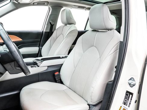 Used 2024 Toyota Grand Highlander AWD image 15