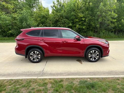 Used 2024 Toyota Highlander XLE AWD/4WD image 10