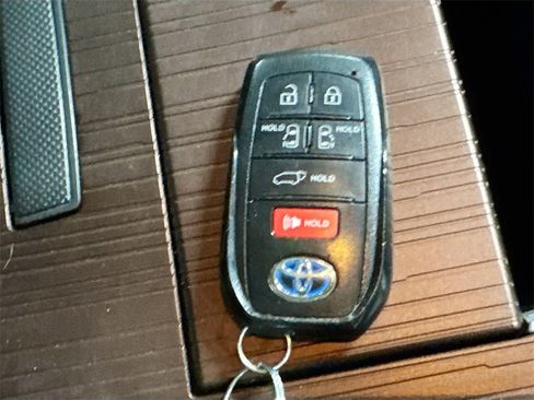 Used 2021 Toyota Sienna XLE image 34