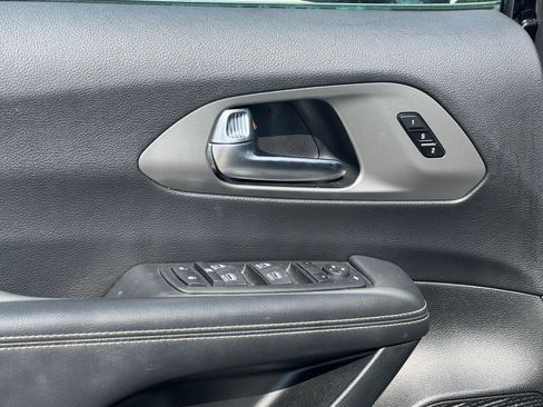 Used 2025 Chrysler Pacifica Select FWD image 12