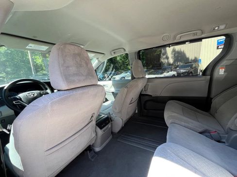 Used 2019 Toyota Sienna LE FWD image 18