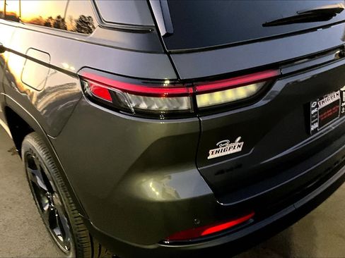 New 2025 Jeep Grand Cherokee Altitude image 24