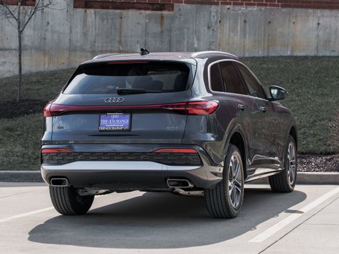Certified 2025 Audi Q5 Premium w/ Convenience Package image 4