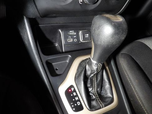 Used 2015 Jeep Cherokee Sport FWD image 14