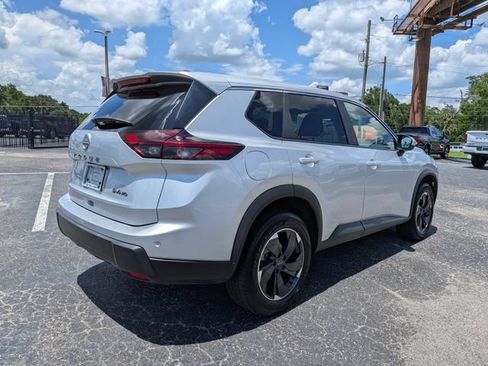Used 2024 Nissan Rogue SV AWD/4WD image 3