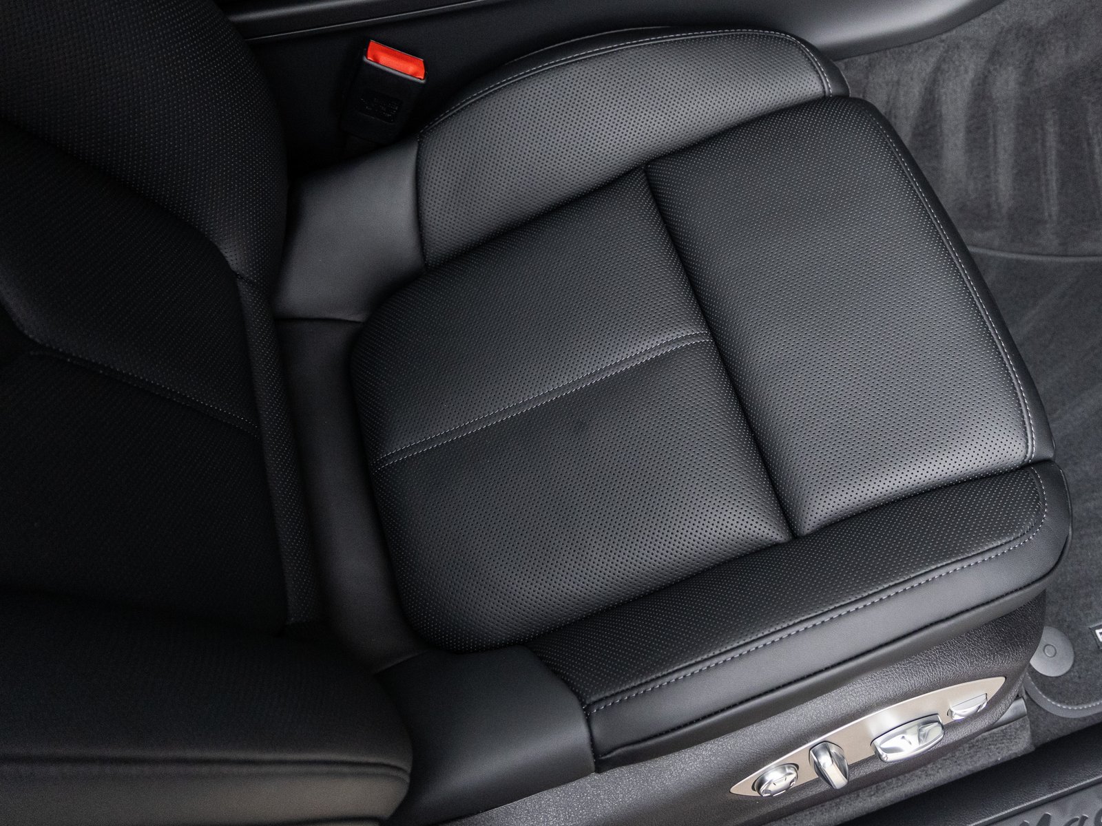Certified 2026 Porsche Macan AWD/4WD image 40